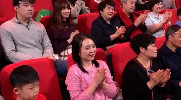 春晚|兔年春晚现场观众神情:挠头抓耳、皱眉头翻白眼,每秒都是表情包