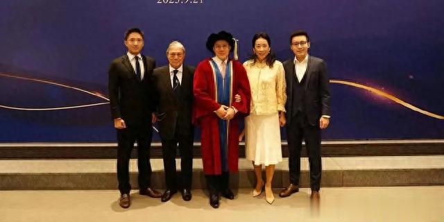 朱玲玲时隔10年跟前夫同框!最美港姐颜值依然吊打,儿媳比她幸运