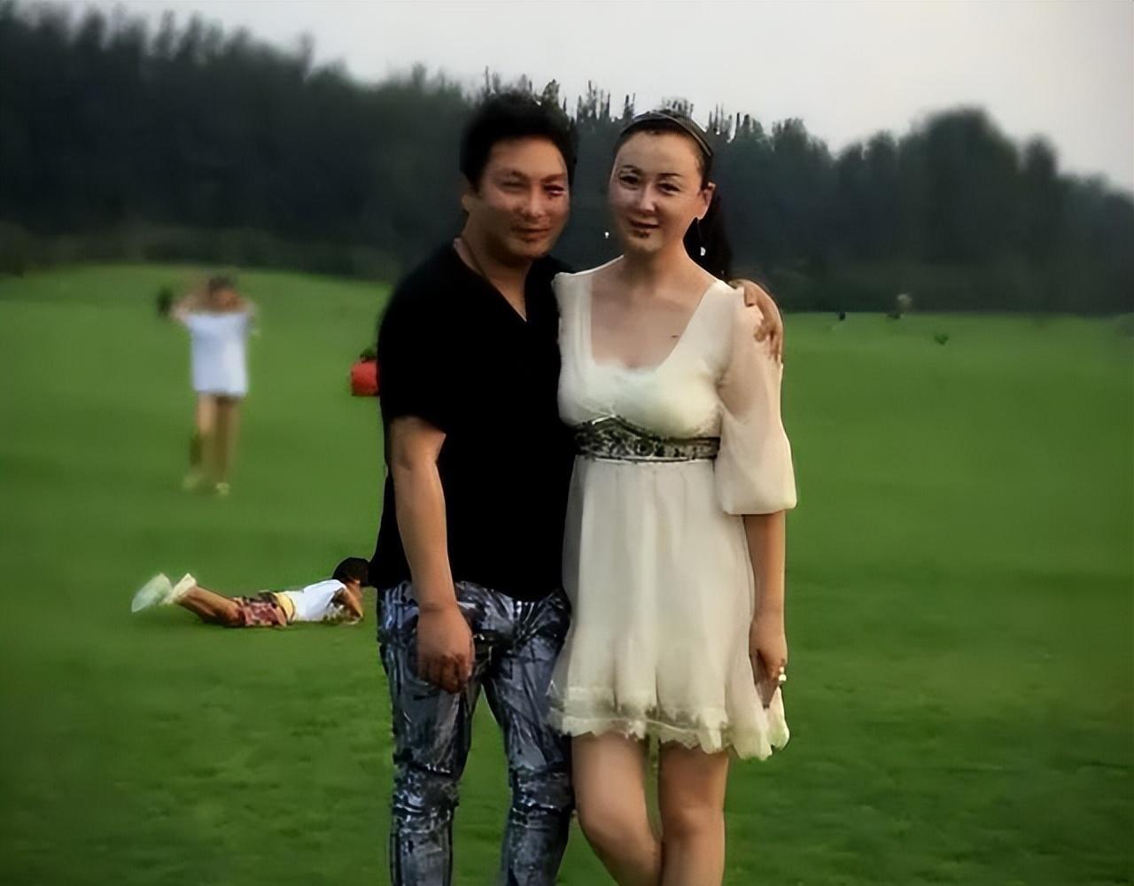 央视春晚一曲成名,被砍下巴脱落缝130针变阶下囚,今卖马桶为生