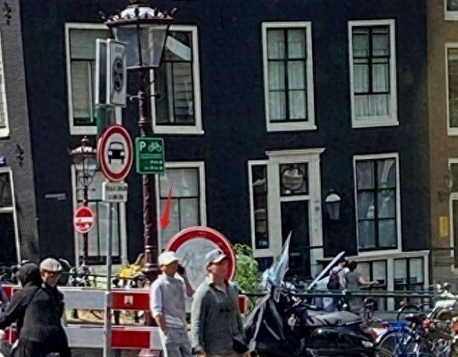 57岁马云现身荷兰被偶遇,身材消瘦走路有范,身旁保镖跟随!