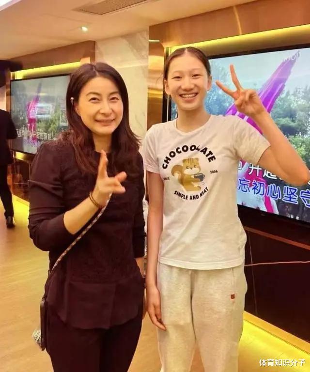 李宁|豪门千金亮相！李宁17岁女儿自带贵族气质，网友：未来继承家业