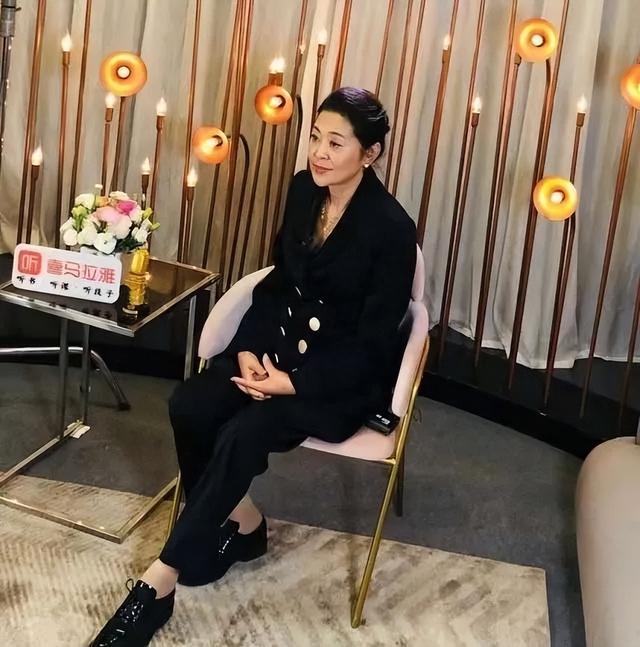 鞠萍胖的大方自然，跟普通奶奶真实接地气，倪萍减肥瘦身却更显老