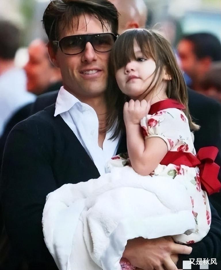 同样是不用走路的小公主，贝小七被宠上天，阿汤哥和女儿10年未见