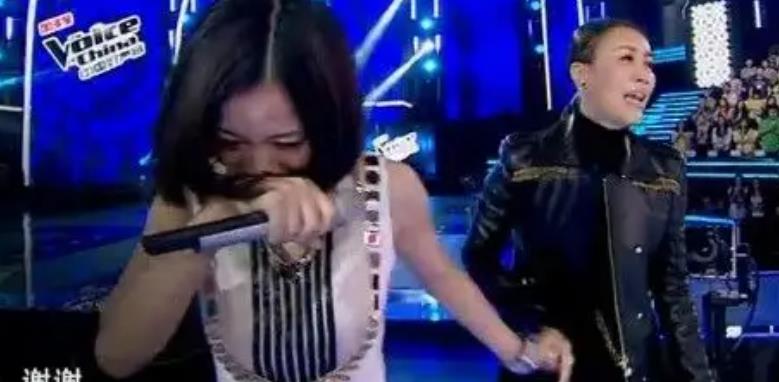 卖4.5亿豪宅、移民国外？ 55岁的那英，已被迫走上了另一条大道！