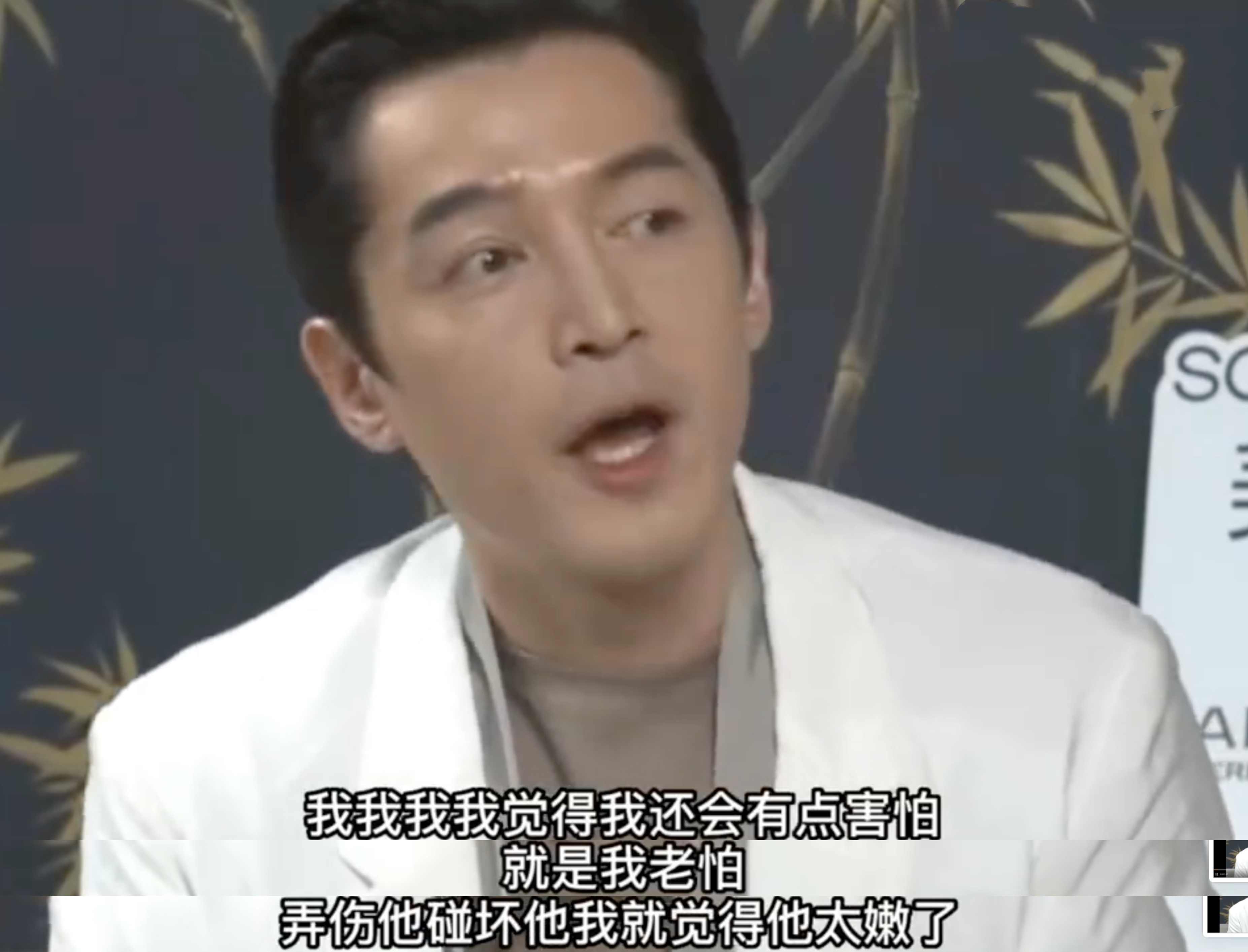 胡歌90后妻子罕见素颜现身,剪短发穿着朴素,产后半年身材恢复如初