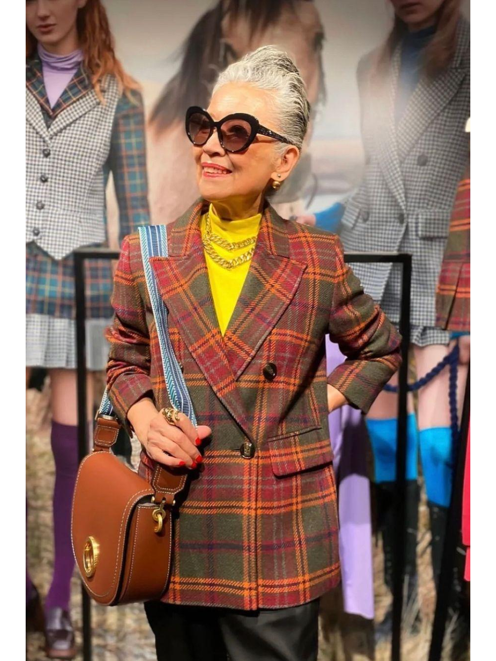 穿衣搭配 被日本奶奶的状态惊艳了:衣着简单、色不过三、头发带卷,美极了