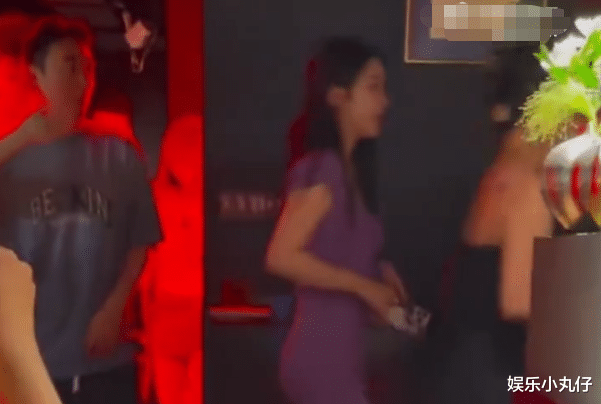 王思聪带3网红潇洒,其中2位是宝妈尺度超常,还随意摸服务员大腿