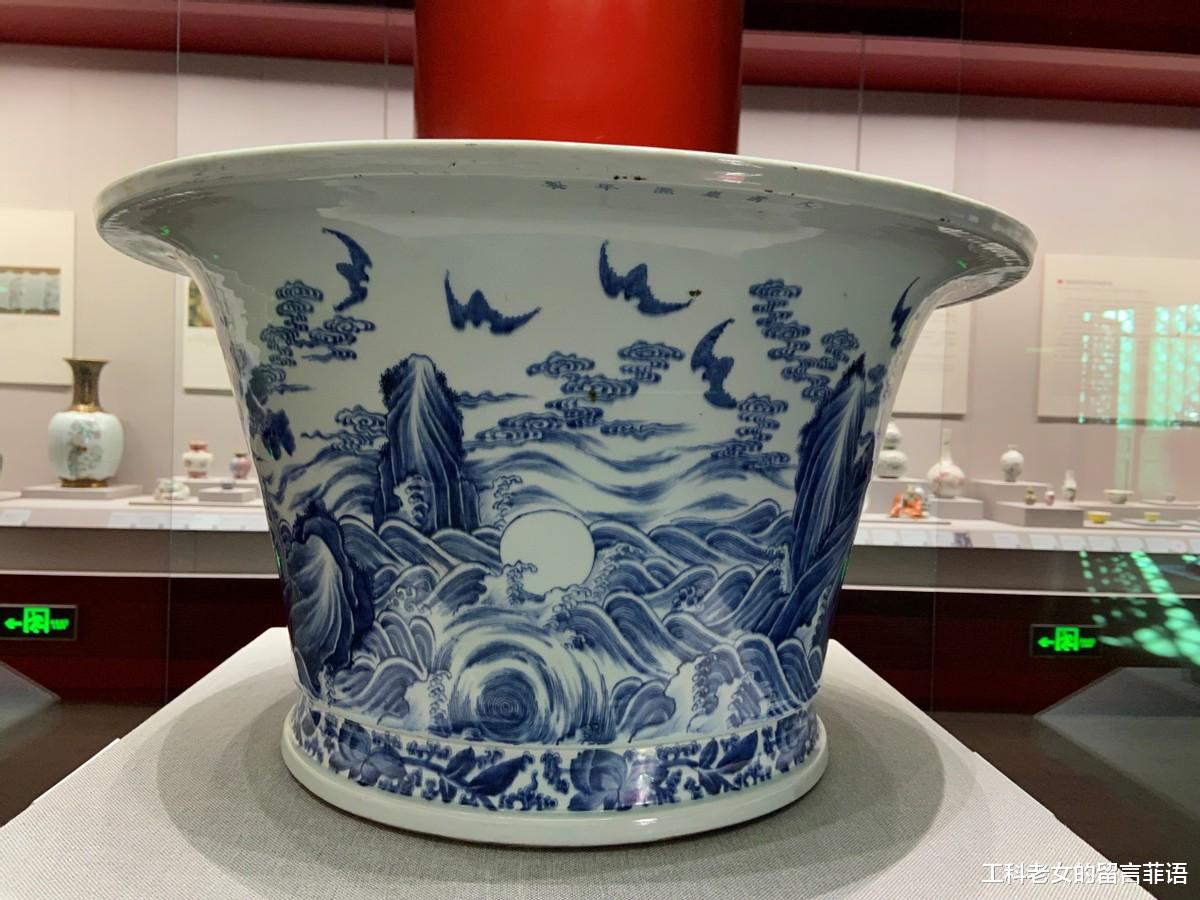 釉里红|故宫陶瓷馆：独立展柜里的瓷器，是不是都价值连城