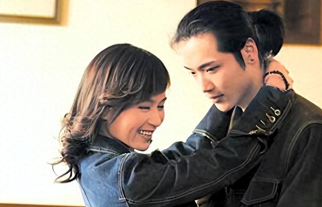 他出道18年不温不火,父亲是《新闻联播》主播,母亲是央视主播