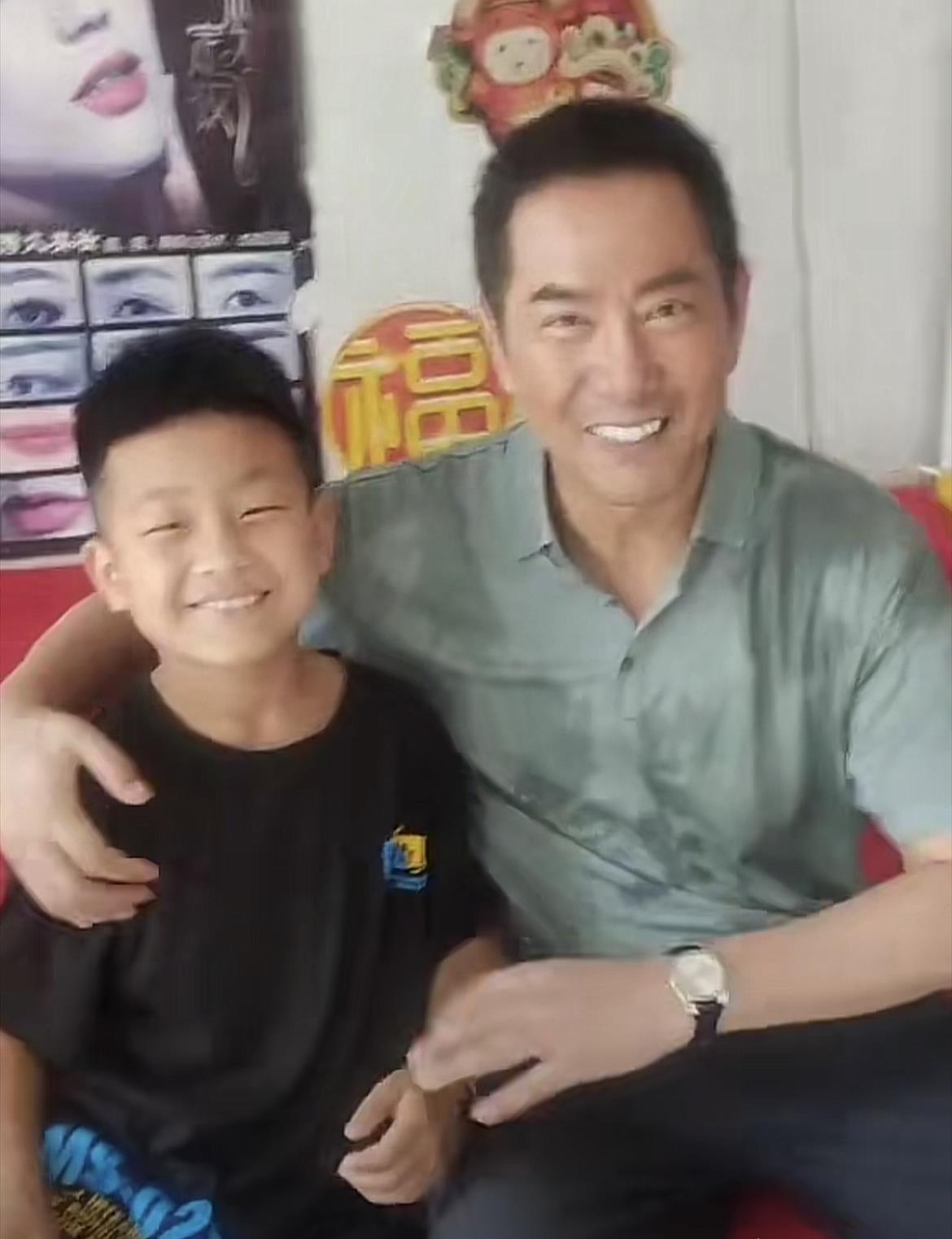 姚刚|52岁老戏骨姚刚检查别墅装修,房价超1500万