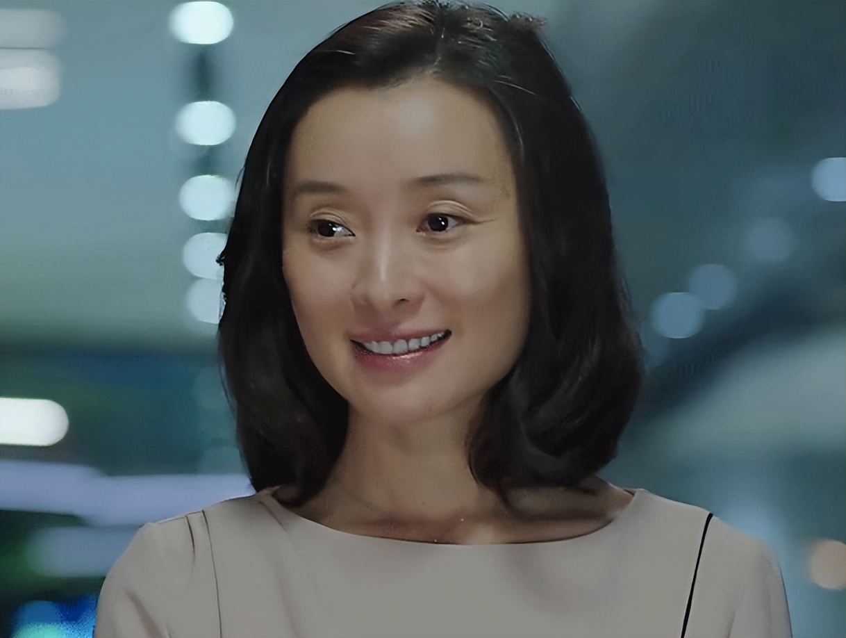 条件不符就别尬演“情妇”,36岁张嘉倪告诉你,啥是教科书式撩汉