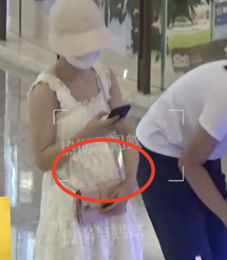 谢娜疑似怀三胎！带3个女儿逛商场，肚子隆起明显，被猜已有5个月身孕