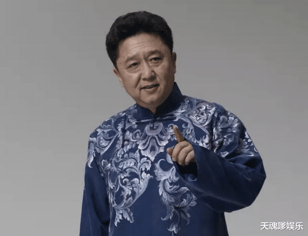 54岁于谦定居农村生活,住马厩烈日下抓知了,淡出德云社苍老憔悴