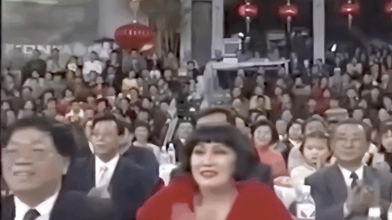 在春晚前排坐了20年的她，到底什么来头？