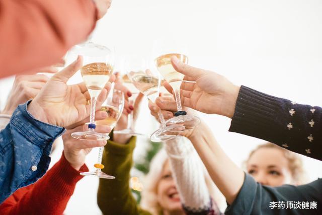 疾病|适量饮酒有益健康是谎言还是事实？结合两项新研究，讲出实情