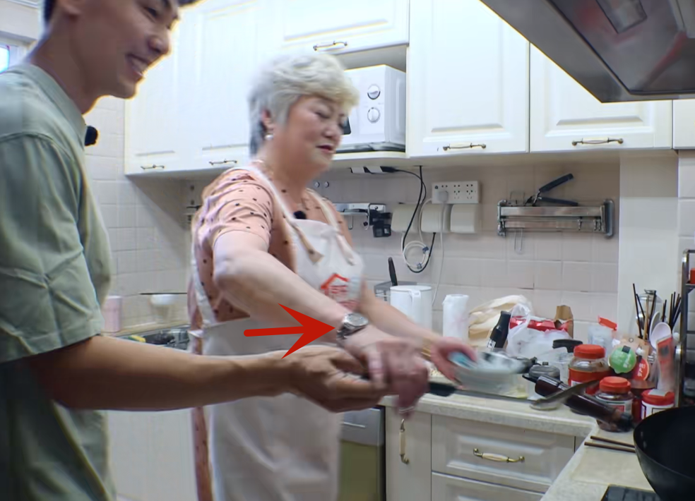 陈紫函带婆婆上节目,双手戴满首饰富态十足!小细节看出婆媳关系