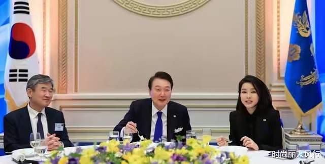 西装 韩国第一夫人哪像50岁！穿蓝裙闪耀宴会酒桌上抢老公风头，超厉害