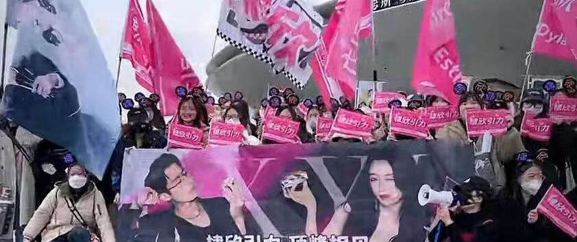 张雨绮|微博之夜太热闹，佟丽娅率先出图，杨幂逆应援，张雨绮礼服超豪华