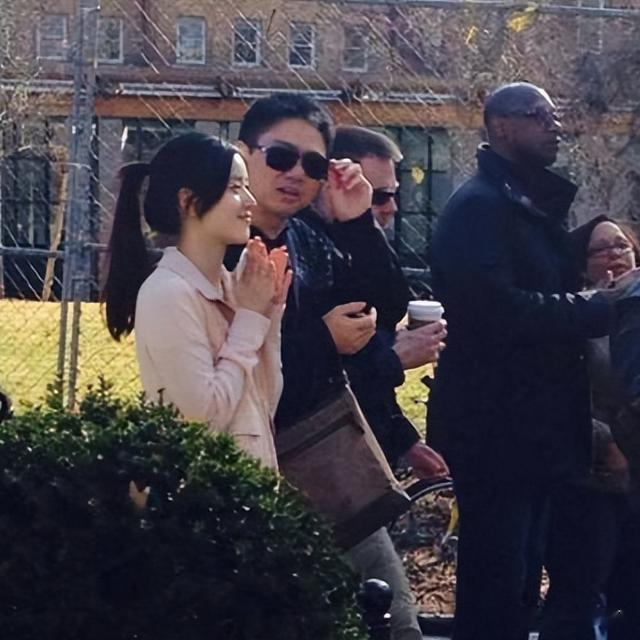 张俪|“奶茶妹妹”章泽天:这辈子做得最正确的决定就是原谅刘强东