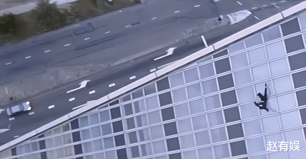 怪不得电视里只有上半身,镜头下移后,是不能看得尴尬全景