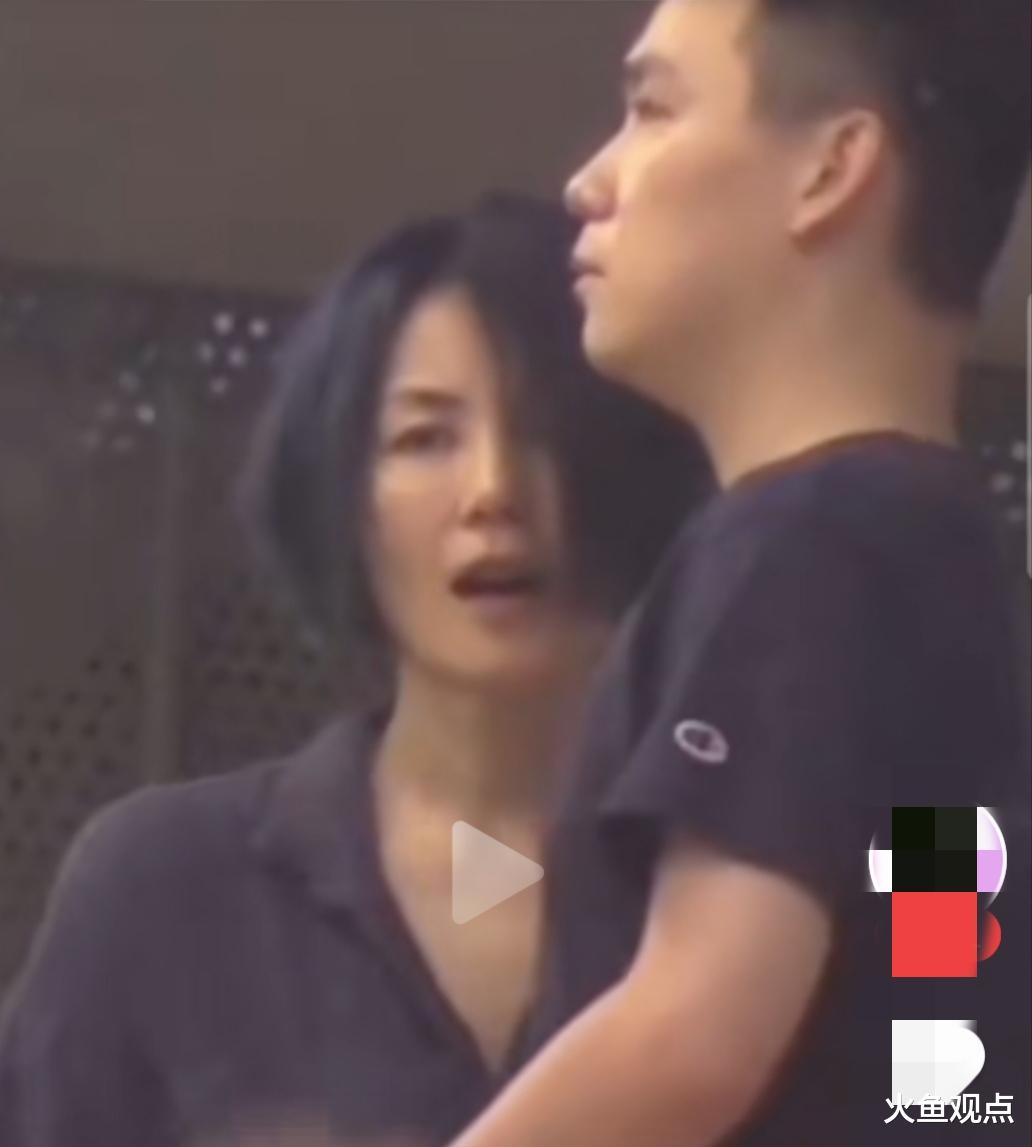 王菲陪李嫣做头发教朋友唱歌,手按对方肚子超认真,温馨又狼狈!