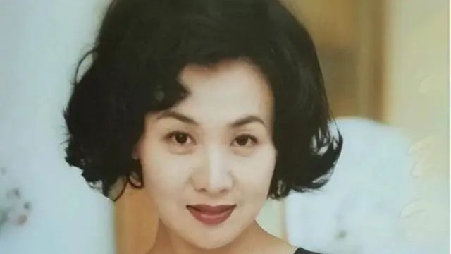 原来她已去世11年了，生前饱受癌症折磨选择离婚，如今前夫带女儿再婚