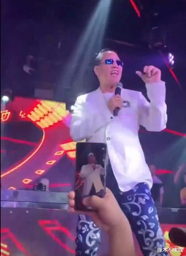 演唱会|55岁伍佰开演唱会,造型被嘲“老嫂子”,老牌明星纷纷复出引争议