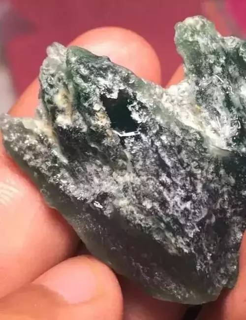 翡翠|分享一块具有代表性的翡翠原石，雕刻后成品会是如何？