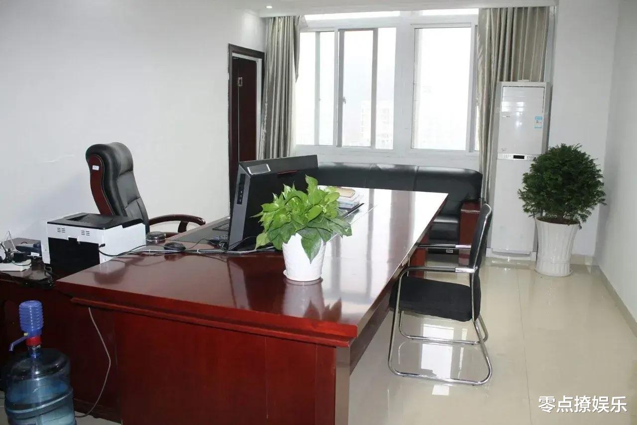 老领导退休开会抽烟，办公室主任说你没这待遇，隔月新领导出意外