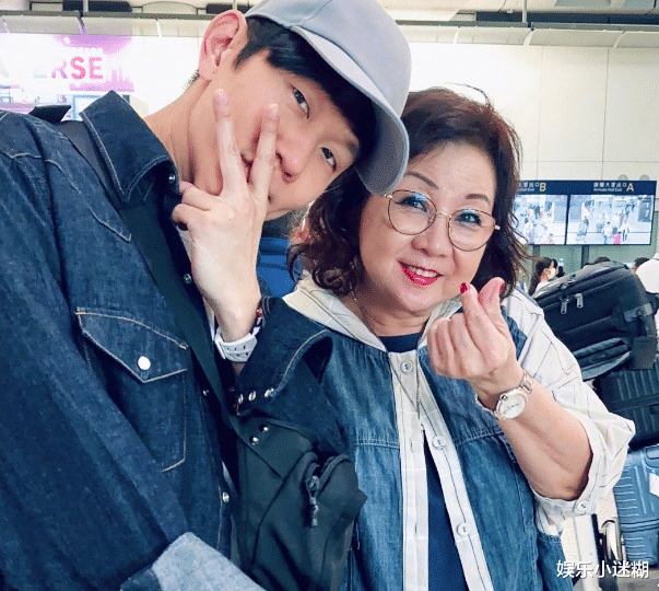 恭喜!林俊杰晒抱娃照,嘟嘴对视、娃像妈,祖孙三代同框显温馨