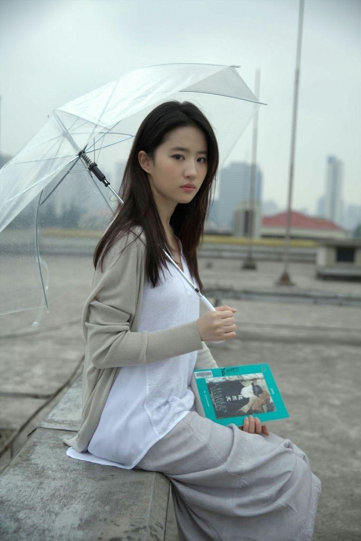 刘亦菲初中清纯照曝光!身材消瘦笑容天真无邪,与出道后判若两人