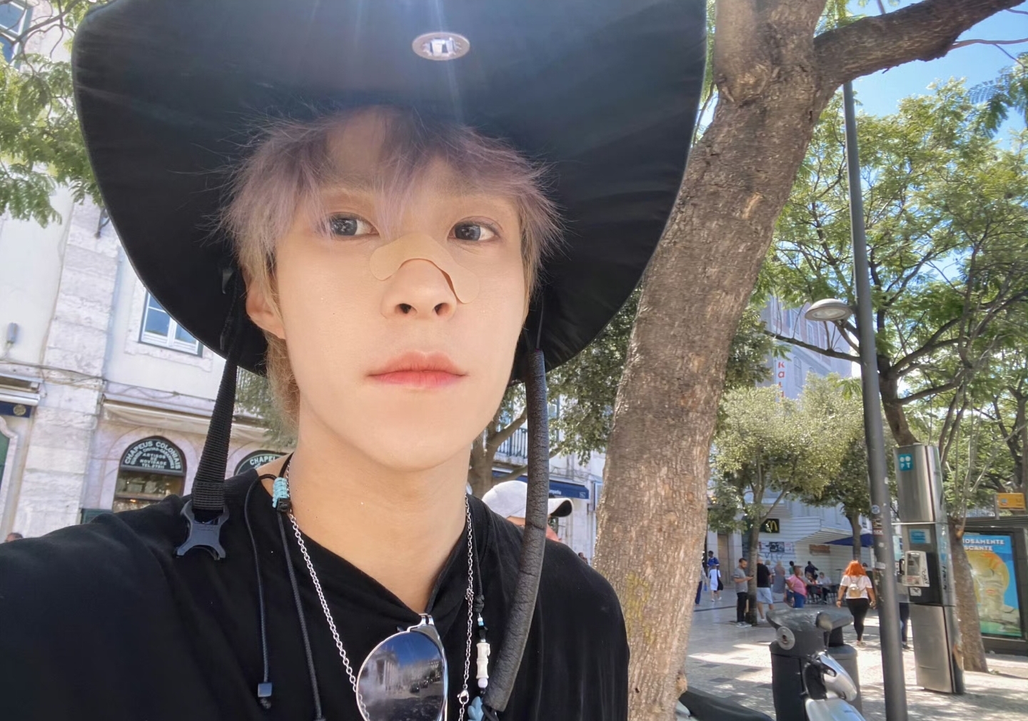 娱乐圈再出大瓜!岳明辉与女生酒店共度三天,女方高颜值身材优越