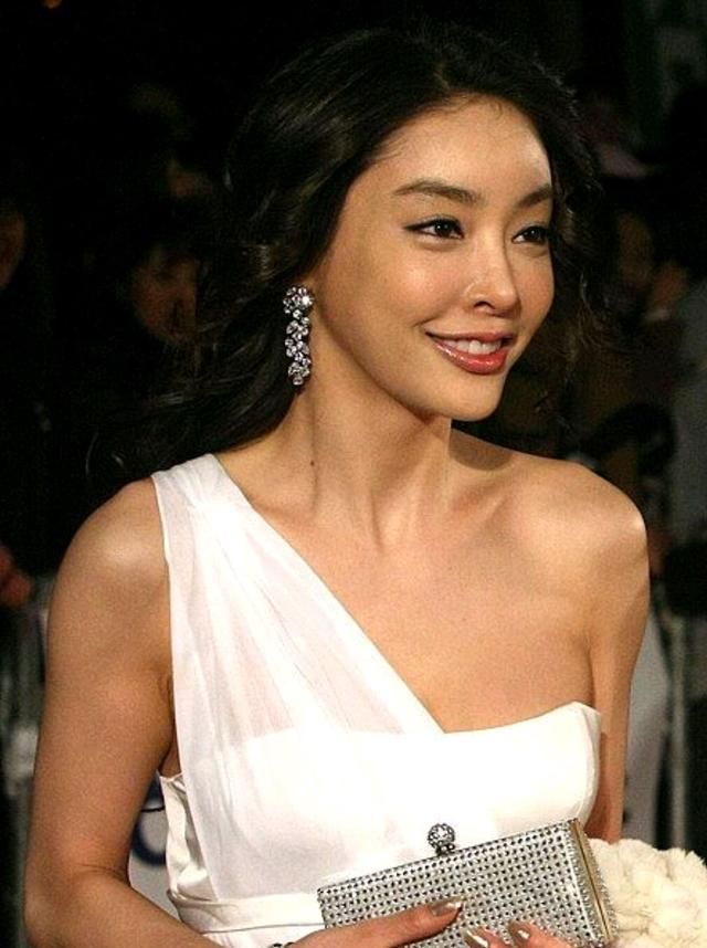 韩国艺人张紫妍遭潜规则后自杀,曾经同时接4名客人,被强迫失禁