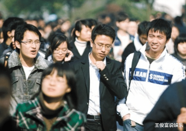 |211硕士毕业生做男模,日薪超5000却后悔想考公,担心政审不过关