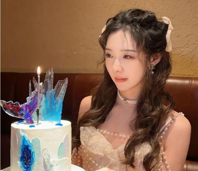 王思聪|王思聪为网红庆生,穿6千卫衣,喝20万红酒,“狗啃”刘海小翻车