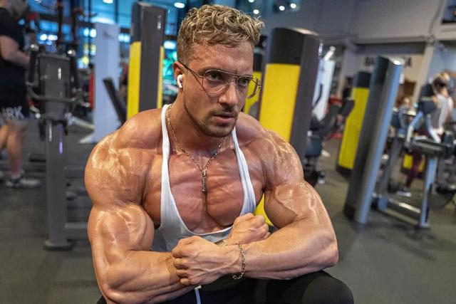 30岁健身网红猝死震惊网友!过度锻炼躺女友怀中离世…