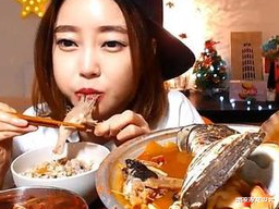 |韩国美女阿姨吃播每天都是泡菜宽粉,网友:韩国最穷吃播非你莫属