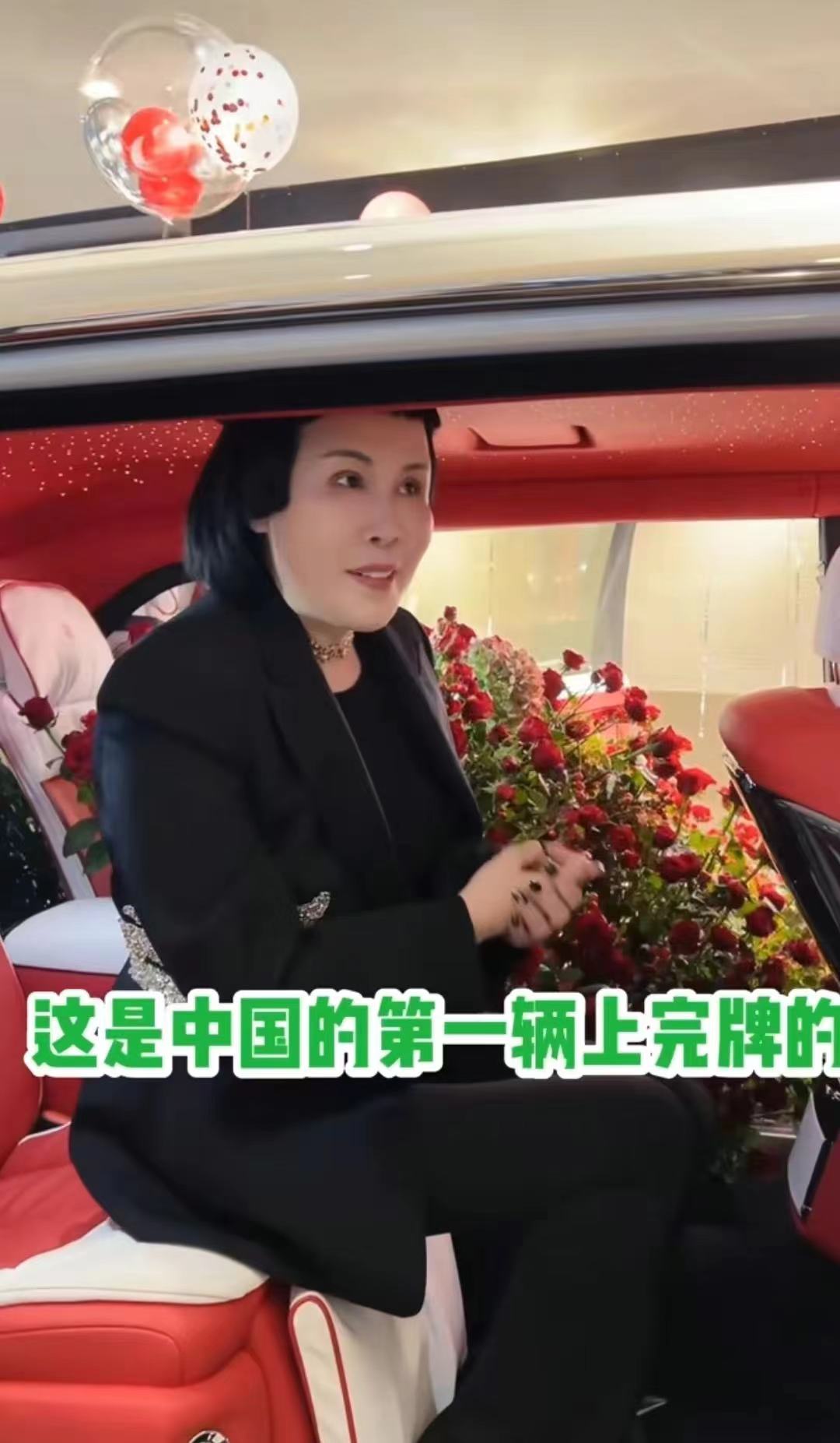 布兰妮·斯皮尔斯|56岁金龟子惹争议!主持网红猫七七婚礼穿短裤,鞋底厚得如踩高跷