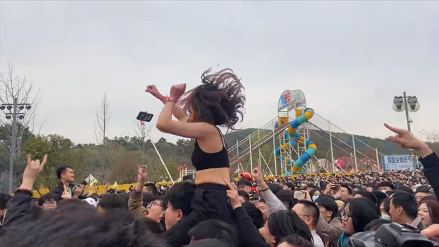 音乐节|常州太湖湾音乐节，骑脖子的摇滚女孩火了，网友：一年换一个坐骑！