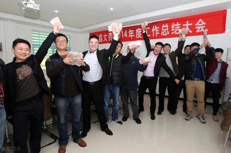 老板提前1个月宣布年终奖,隔天员工集体离职,老板当场傻在原地