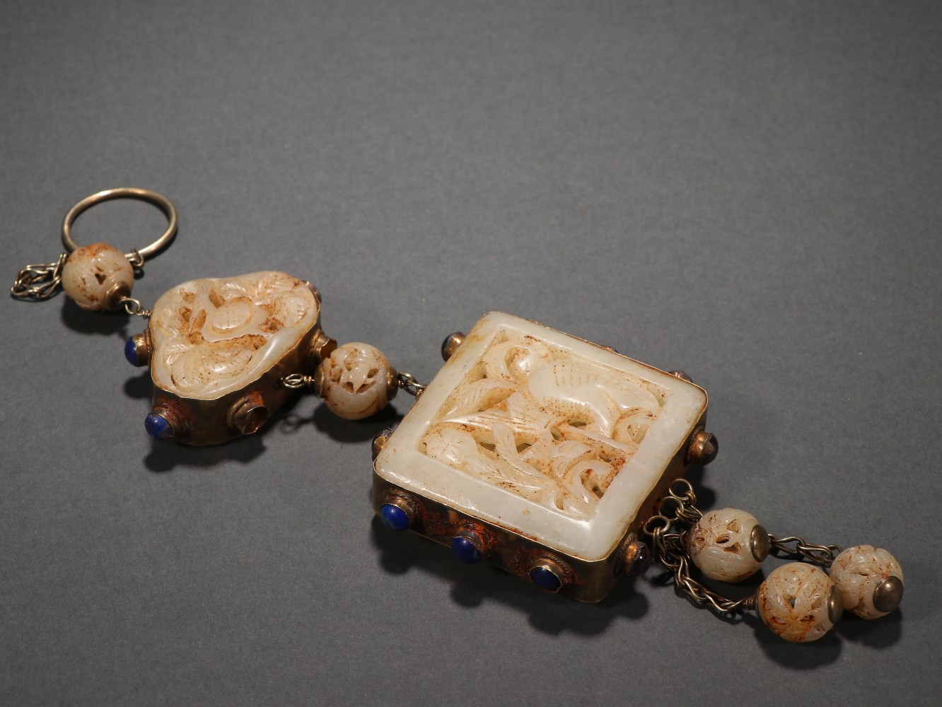 |辽金 和田玉包金一路莲科挂件。