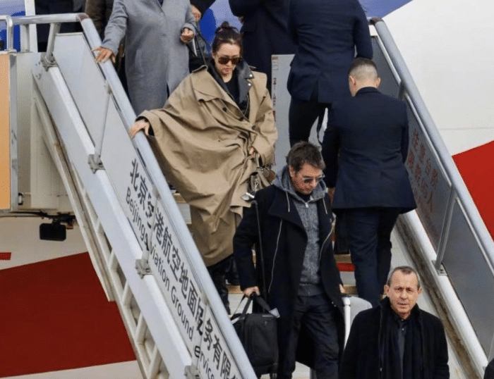 巩俐|57岁巩俐抵达戛纳,牵手75岁丈夫散发巩皇气场,为粉丝签名没架子