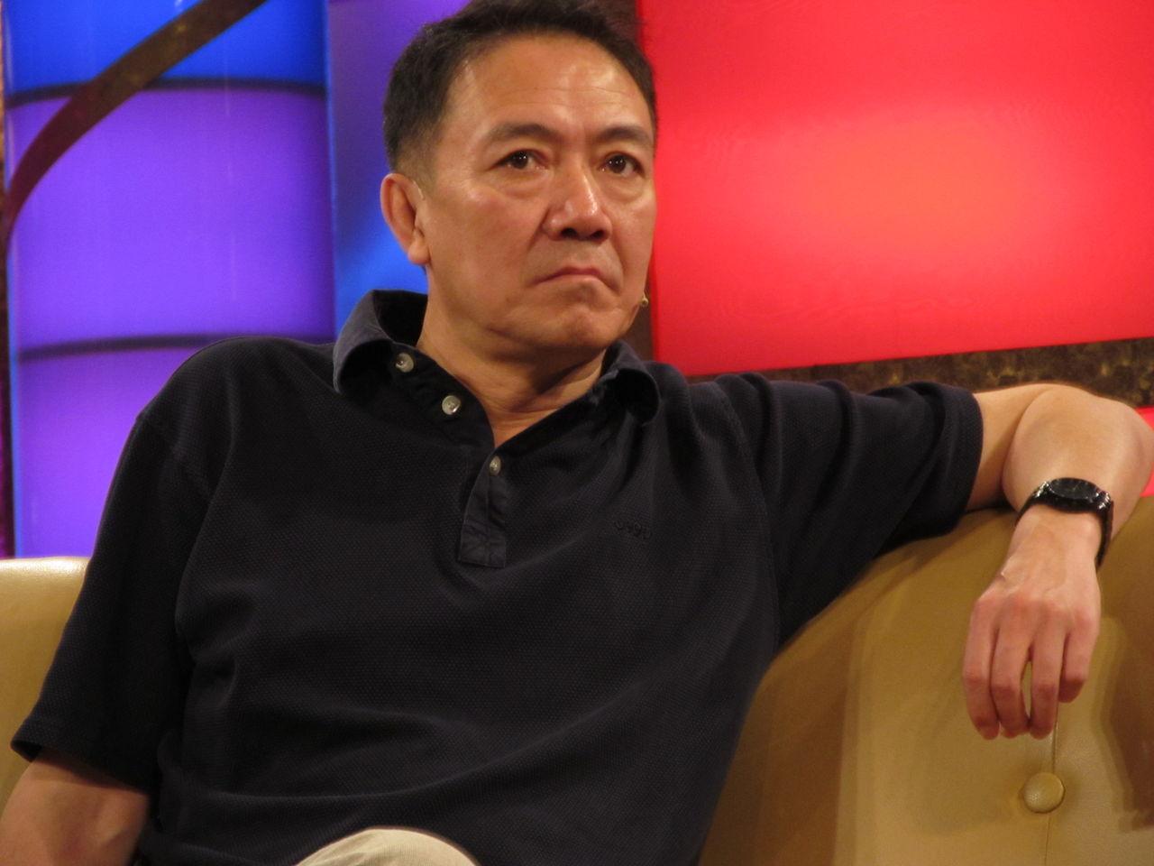 李幼斌携三婚老婆亮相，65岁他的已头发半秃，老成爷爷辈