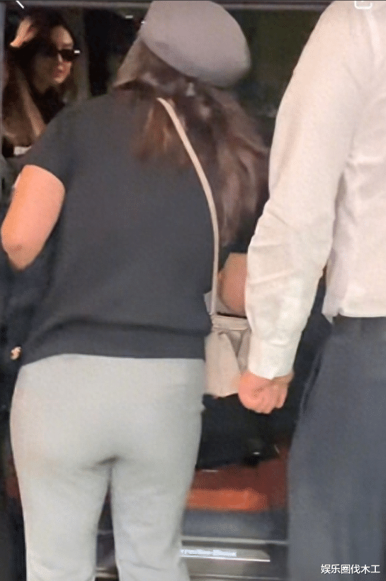 Lisa大秀疯马舞台照，珠串裙丁字裤，坦言没演够：缺人了再叫我