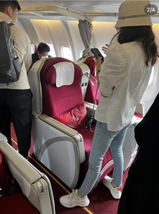 章子怡|44岁章子怡飞机上被偶遇!穿白衬衫配牛仔裤,一身蓝白配嫩翻了呀