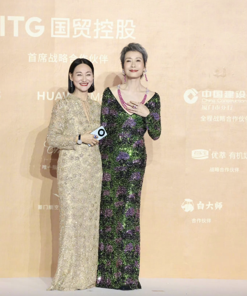 金鸡红毯:吴京刘德华有排面,金晨美翻了,57岁刘嘉玲像35岁