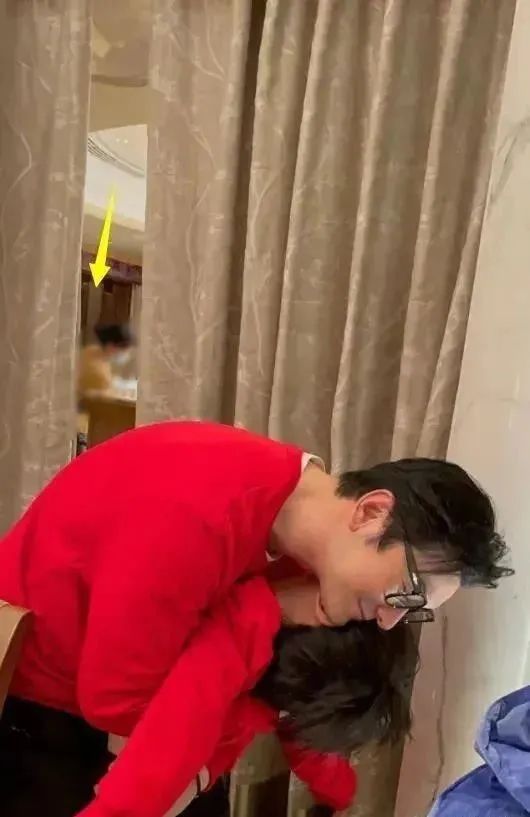 黄晓明晒出和儿子的亲密照，Angelababy现身增添家庭温情！