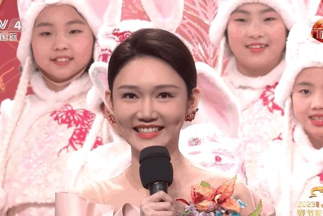 董卿|赵丽颖颜值出圈4亿热度,观众却在怀念董卿周涛大气脸,新人太嫩