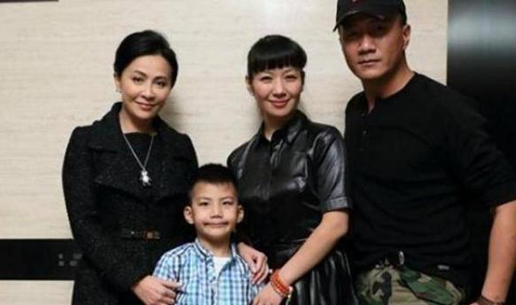 刘嘉玲闺蜜为梁朝伟庆生引争议,又亲又抱,大腿缠到裤裆处