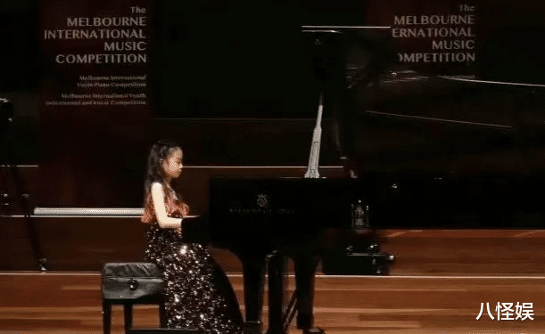 戚薇李承铉携女儿出行,一家三口穿潮装超有范,8岁Lucky身高喜人